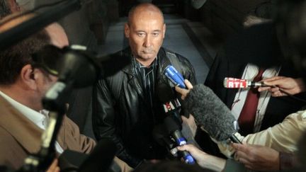 Loïc Sécher devant la presse au palais de justice de Paris le 20 juin 2011 (AFP - JACQUES DEMARTHON)