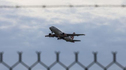 Un avion Airbus décolle de l'aéroport Toulouse-Blagnac le 8 juin 2023. (CHARLY TRIBALLEAU / AFP)