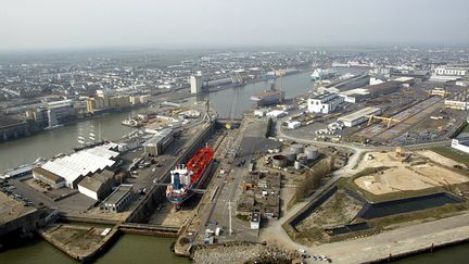 Vue aérienne du chantier naval de Saint-Nazaire. (MARCEL MOCHET / AFP)