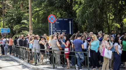 Après le séisme de magnitude 5,1 survenu vendredi 19 juillet, des habitants d'Athènes se rassemblent dans la rue. (EUROKINISSI / AFP)