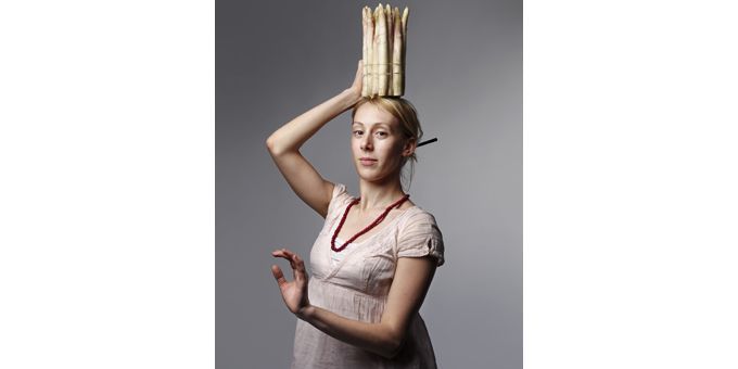 Aurélie Cantin et une botte d&#039;asperges blanches d&#039;Argenteuil
 (Joëlle Dollé)