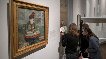 Au café : Agostina Sagatori au Tambourin, huile sur toile de Van Gogh exposée dans le cadre de l'exposition "Van Gogh et le Japon" au Musée Van Gogh d'Amserdam. (Copyright Exhibition on Screen)