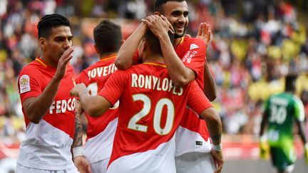 Les joueurs de Monaco se congratulent (YANN COATSALIOU / AFP)