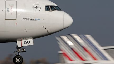 Un Boeing 777 de la compagnie Air France, sur le tarmac de l'aéroport parisien de Roissy-Charles-de-Gaulle, en octobre 2015. (CHRISTIAN HARTMANN / REUTERS)