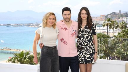 La réalisatrice de "Joueurs"&nbsp;Marie Monge, avec les acteurs Tahar Rahim et Stacy Martin (de g. à d.), au Festival de Cannes, le 12 mai 2018. (MAXPPP)