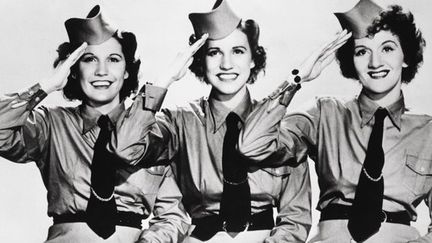 The Andrews Sisters (de gauche à droite : Maxime, Patty et Laverne) en 1940 dans le film d'Arthur Lubin "Abbott &amp; Costello - Buck Privates"
 (Kobal / The Picture Desk)