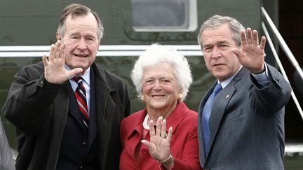 George Bush, Barbara Bush et George W. Bush (de gauche à droite), le 8 avril 2007, à Fort Hood (Texas, Etats-Unis). (JASON REED / REUTERS)