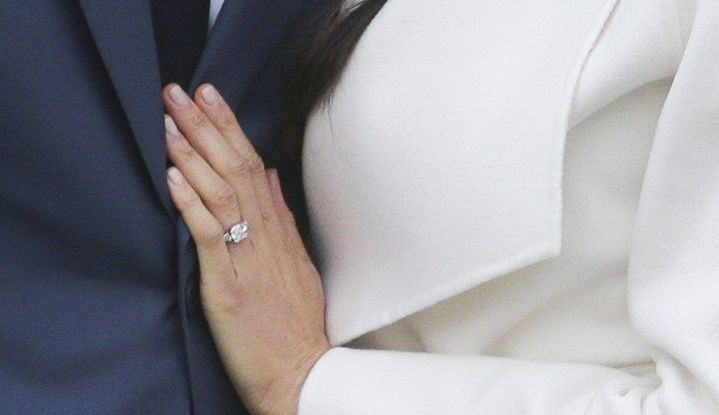 Le diamant de la bague de fiançailles de Meghan Markle vient du Botswana. Le cliché a été pris le jour de l'annonce de son futur mariage le 27 novembre 2017 dans les jardins de Kensington Palace.  (Daniel LEAL-OLIVAS / AFP)