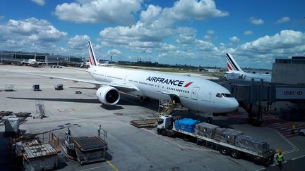 Un avion Air France à l’aéroport de Charles de Gaulle, à Roissy, en juin 2019. Photo d'illustration. (STÉPHANIE BERLU / RADIO FRANCE)