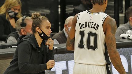 Becky Hammon donne ses consignes à DeRozan (RONALD CORTES / GETTY IMAGES NORTH AMERICA)