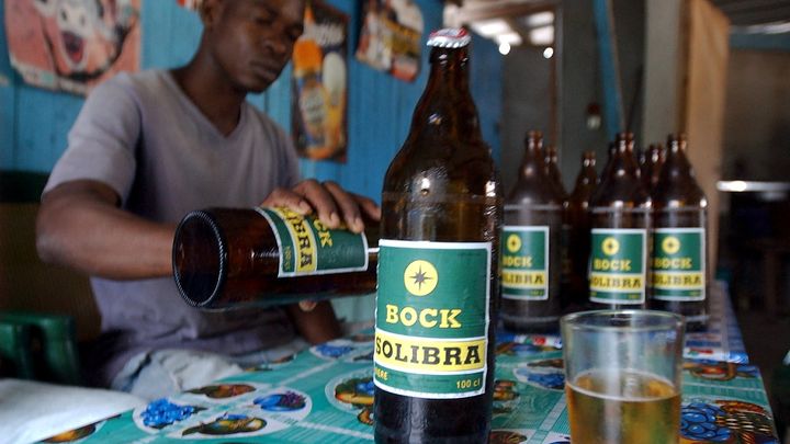 La Bock, de Solibra, brassée en Côte d'Ivoire, est l'une des nombreuses marques de Castel en Afrique (GBEKIDE BARNUS / PANAPRESS / MAXPPP)