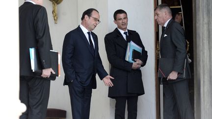 De gauche à droite, le président François Hollande, le Premier ministre Manuel Valls et le chef d'état-major Benoît Puga s'entretiennent sur le perron de l'Elysée après le Conseil des ministres, le 27 avril 2016. (STEPHANE DE SAKUTIN / AFP)