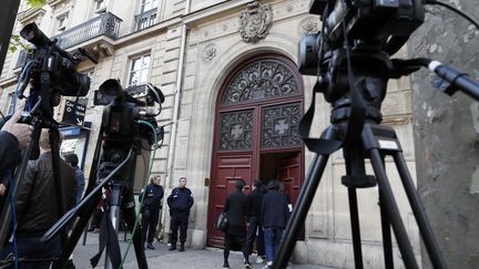 Des caméras de télévision braquées sur la porte de la résidence de luxe où Kim Kardashian a été victime d'un vol à main armée le 3 octobre 2016 à Paris. (THOMAS SAMSON / AFP)