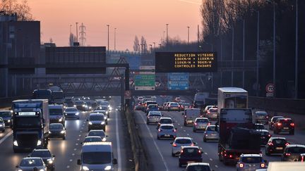 Des embouteillages sur le périphérique de Lille, le 27 février 2019, jour où des mesures étaient prises pour lutter contre la pollution de l'air. (PHILIPPE HUGUEN / AFP)