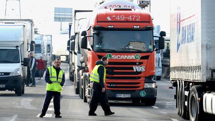 Des routiers bloquent le p&eacute;riph&eacute;rique de Caen, &agrave; Mondeville (Calvados), le 20 janvier 2015. (MAXPPP)