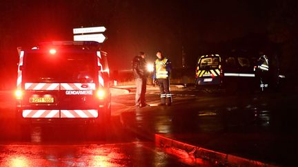 Des gendarmes patrouillent près d'une maison de retraite à&nbsp;Montferrier-sur-Lez (Hérault), après l'irruption d'un homme armé, le 25 novembre 2016. (PASCAL GUYOT / AFP)