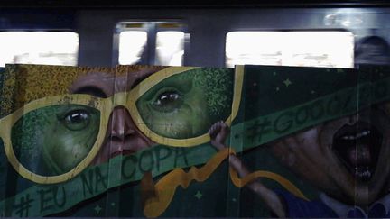 &nbsp; (Une rame de métro de Sao Paulo passe près d'un graffiti anti-Mondial © Reuters/Nacho Doce)