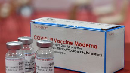 Des flacons de vaccin Moderna.&nbsp; (VINCENT MOUCHEL / MAXPPP)