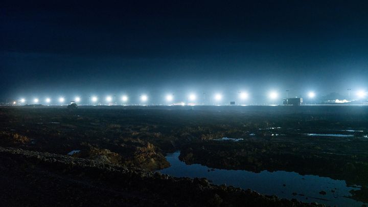 La piste d'atterrissage en construction à l'aéroport de Nusantara, la future capitale de l'Indonésie, le 12 juillet 2024. (YASUYOSHI CHIBA / AFP)