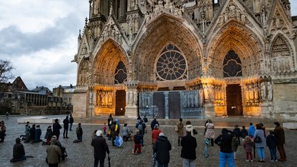 Des catholiques devant la cathédrale&nbsp;de Reims (Marne), le 15 novembre 2020, pour demander la reprise des messes publiques, suspendues&nbsp;depuis l'entrée en vigueur du confinement. (SANDRINE MARTY / HANS LUCAS / AFP)