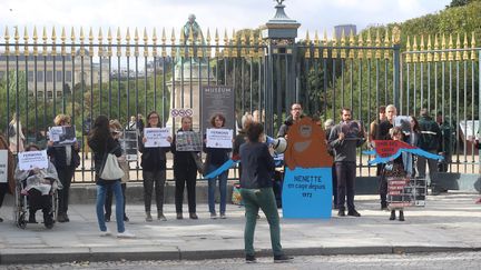 L'association&nbsp;"Paris Animaux Zoopolis"&nbsp;réclame la fermeture de la Ménagerie du Jardin des plantes à Paris, le 7 octobre 2019. (XAVIER GRUMEAUX/FRANCEINFO)