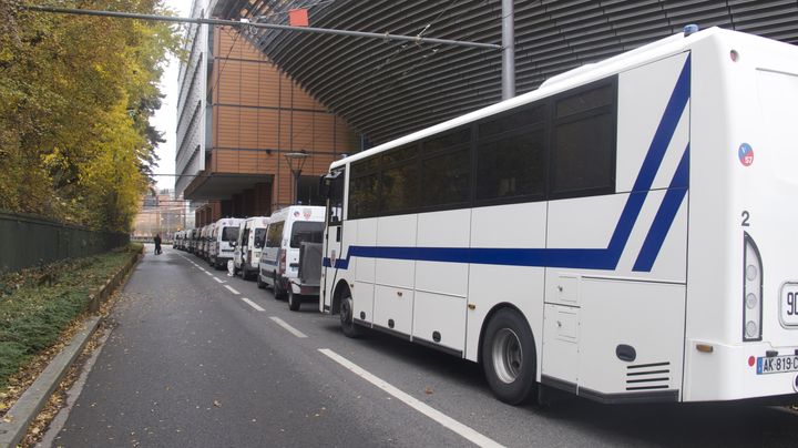 Des camions CRS sont stationn&eacute;s pr&egrave;s du Centre des congr&egrave;s de Lyon (Rh&ocirc;ne) &agrave; l'occasion du Congr&egrave;s du Front national, le 30 novembre 2014. (ARIANE NICOLAS / FRANCETV INFO)