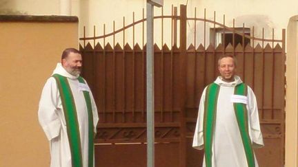 Au Mans (Sarthe), les p&egrave;res Benoit Moulay et Henry Fautrad ont affich&eacute; leur soutien &agrave; la communaut&eacute; musulmane, vendredi 16 janvier 2015. La mosqu&eacute;e des Sablons avait &eacute;t&eacute; attaqu&eacute;e. (HENRY FAUTRAD / DR)