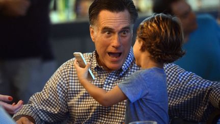 J-16 #TEAMROMNEY Le candidat r&eacute;publicain Mitt Romney et son petit-fils Miles discutent lors d'une sortie en famille dans un fast-food de Delray Beach (Floride), le 21 octobre 2012. (EMMANUEL DUNAND / AFP)