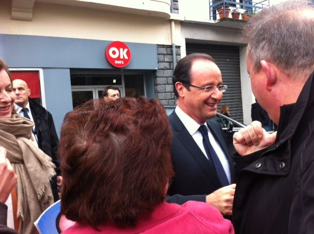 François Hollande saluant des Tullistes avant de voter (Pierre Magnan)