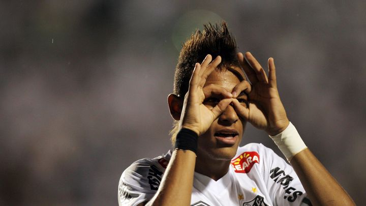 L'attaquant br&eacute;silien Neymar, alors au Santos FC, f&ecirc;te un but lors d'un match contre le club v&eacute;n&eacute;zu&eacute;lien du Deportivo Tachira, le 20 avril 2011.&nbsp; (ROBSON FERNANDJES / AGENCIA ESTADIO / AFP)