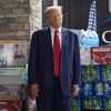 Donald Trump visite un centre d'accueil pour les victimes de l'ouragan Hélène aux Etats-Unis, à Evans (Etat de Géorgie), le 4 octobre 2024. (EVAN VUCCI / AP / SIPA)