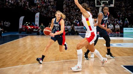 Marine Johannes durant le match de préparation aux JO de Tokyo face à l'Espagne, le 10 juillet 2021 (Bercy). (ANTOINE MASSINON / A2M SPORT CONSULTING)