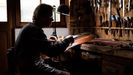 Un artisan luthier travaille dans son atelier à Paris, le 20 octobre 2017. (ANTOINE MARTIN / HANS LUCAS / AFP)