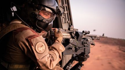 Un soldat de l'opération Barkhane près de la base militaire de Ouallam au Niger, le 15 juillet 2022.&nbsp; (BERTRAND GUAY / AFP)