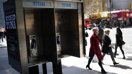 Des cabines t&eacute;l&eacute;phoniques &agrave; New York (Etats-Unis), le 9 avril 2012. La mairie en &eacute;quipera certaines d'&eacute;crans tactiles en mai. (EMMANUEL DUNAND / AFP)