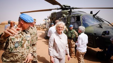 La ministre allemande de la Défense, Christine Lambrecht,&nbsp;rend visite aux soldats de la Bundeswehr engagés dans la Mission des Nations unies au Mali (Minusma), à Gao, le 9 avril 2022. (KAY NIETFELD / DPA)