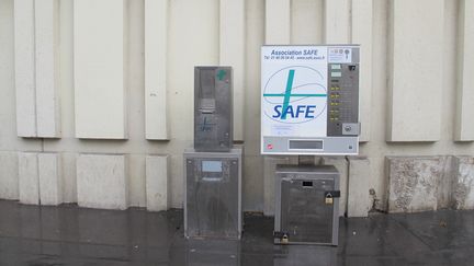 Le distributeur de kit d'injection install&eacute; rue de Maubeuge, &agrave; Paris, le 2 avril 2015. (GEOFFROY LANG / FRANCETVINFO)