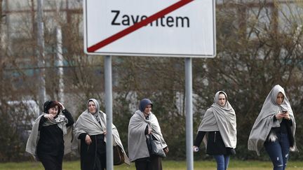 Des personnes enveloppées de couvertures quittent l'aéroport de Zaventem, près de Bruxelles, lieu de&nbsp;deux explosions mardi 22 mars 2016. (FRANCOIS LENOIR / REUTERS)