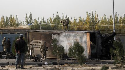 Le bus de l'Otan victime d'un attentat suicide commandit&eacute; par les talibans, &agrave; Kaboul, le 29 octobre 2011. (MOHAMMAD ISMAIL / REUTERS)