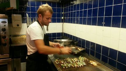 &nbsp; (Adrien en cuisine, concentré sur les premières commandes. Le service vient de commencer. © Mathilde Lemaire / RF)