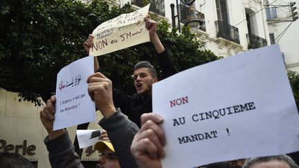 Des manifestants contre le cinquième mandat&nbsp;d'Abdelaziz Bouteflika, à Alger (Algérie), le 24 février 2019.&nbsp; (RYAD KRAMDI / AFP)