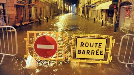 Routes barr&eacute;es &agrave; Morlaix, le 6 f&eacute;vrier 2014. La ville a &eacute;t&eacute; ferm&eacute;e &agrave; la circulation en raison de la temp&ecirc;te Qumaira.&nbsp; (FRED TANNEAU / AFP)