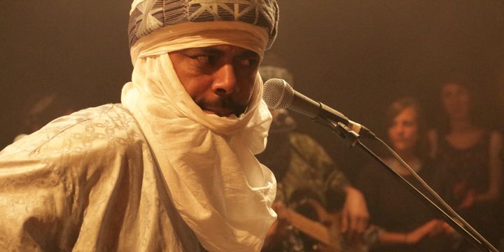 Abdallah, membre fondateur de Tinariwen, a animé avec flegme la Nova Session... (14 mai 2014)
 (Thibaut de Corday)