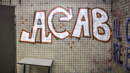 Un tag "ACAB", acronyme de la locution anglaise "all cops are bastards", qui signifie "tous les policiers sont des bâtards", dans la faculté Paul Valéry de Montpellier, le 30 mars 2018.&nbsp; (YANN CASTANIER / HANS LUCAS)