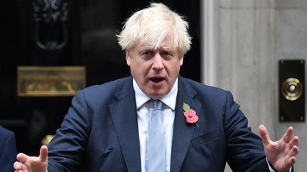 Le Premier ministre britannique, Boris Johnson, devant sa résidence du 10 Downing Street (Londres), le 29 octobre 2021. (CHRIS J RATCLIFFE / AFP)