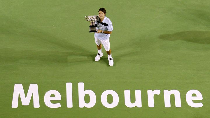 Roger Federer après sa victoire sur Fernando Gonzalez&nbsp;en&nbsp;finale simple messieurs à l'Open d'Australie à Melbourne, le 28 janvier 2007.&nbsp; (TORSTEN BLACKWOOD / AFP)