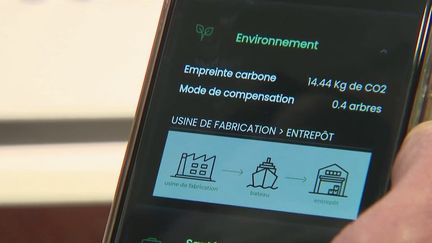 Grâce à un QR code, les clients peuvent ainsi connaître l'empreinte carbone de leurs chaussures. (CAPTURE ECRAN FRANCE 2)