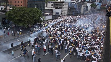 Des manifestants anti-Maduro défilent, à Caracas, au Venezuela, le 19 avril 2017. (CARLOS BECERRA / AFP)