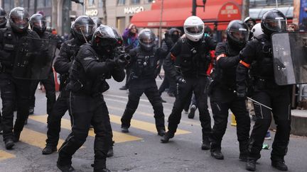 Des policiers membres de la Brav-M interviennent lors de la manifestation contre la réforme des retraites du 23 mars 2023 à Paris. (THOMAS SAMSON / AFP)