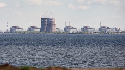 La centrale nucléaire de Zaporijjia, à Energodar (Ukraine), le 27 avril 2022. (ED JONES / AFP)